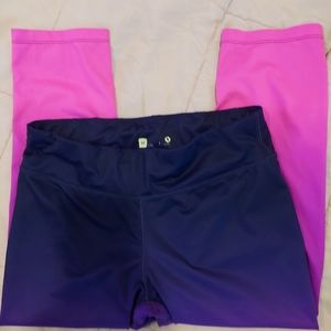 318) women's calf length leggings.  Size Medium. B